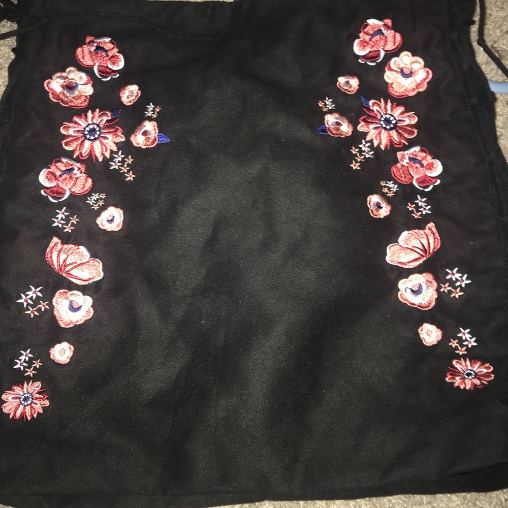 Super cute black mini skirt!